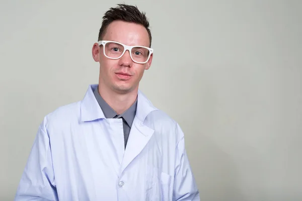 Estúdio Tiro Jovem Médico Com Óculos Contra Fundo Branco — Fotografia de Stock