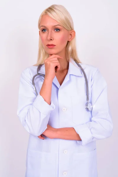 スタジオショットの若いです美しいですブロンド女性医師に対して白の背景 — ストック写真