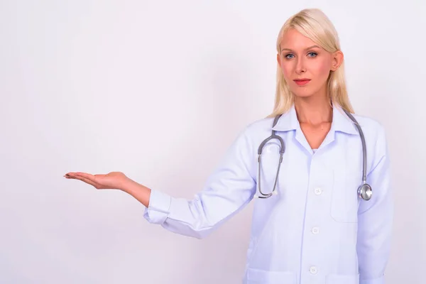 Estúdio Tiro Jovem Bela Mulher Loira Médico Contra Fundo Branco — Fotografia de Stock