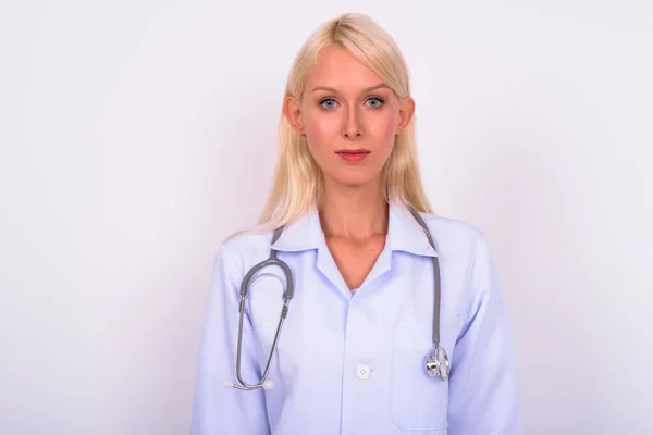 Estúdio Tiro Jovem Bela Mulher Loira Médico Contra Fundo Branco — Fotografia de Stock