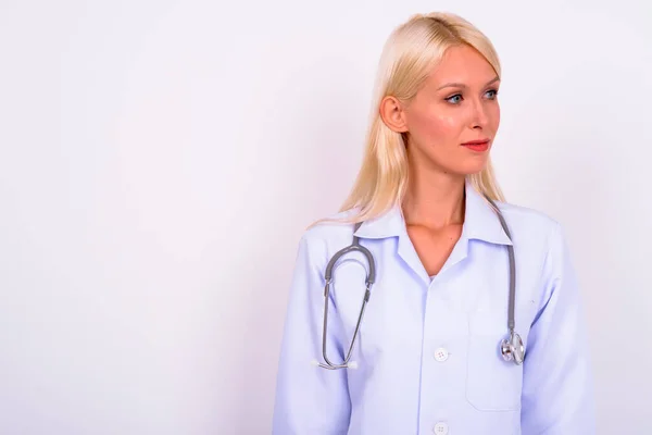 Studio Záběr Mladé Krásné Blondýny Žena Lékař Proti Bílému Pozadí — Stock fotografie
