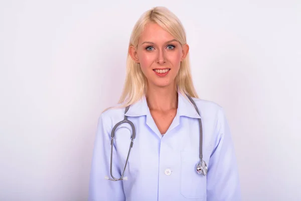 Estudio Tiro Joven Hermosa Mujer Rubia Médico Sobre Fondo Blanco — Foto de Stock