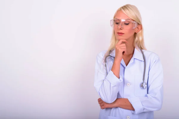 Studio Záběr Mladé Krásné Blondýny Žena Lékař Jako Vědec Sobě — Stock fotografie