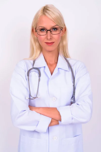 Estudio Joven Hermosa Mujer Rubia Médico Con Gafas Sobre Fondo —  Fotos de Stock
