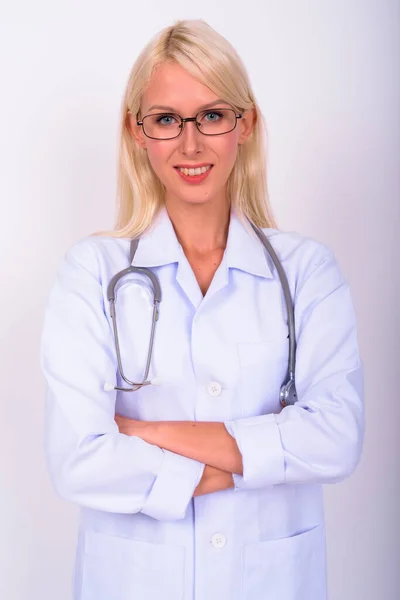 Estudio Joven Hermosa Mujer Rubia Médico Con Gafas Sobre Fondo — Foto de Stock