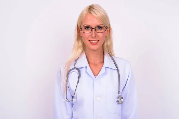 Studio Záběr Mladé Krásné Ženy Blondýny Lékař Brýlemi Proti Bílému — Stock fotografie