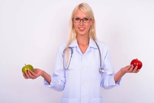 Estúdio Tiro Jovem Mulher Bonita Médica Loira Com Óculos Contra — Fotografia de Stock