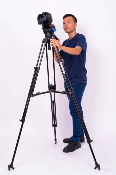 Studioaufnahme Eines Jungen Asiatischen Mannes Vor Weißem Hintergrund — Stockfoto