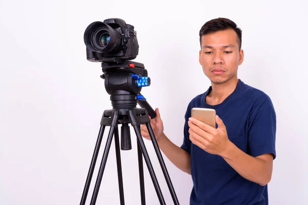 Estúdio Tiro Jovem Asiático Homem Contra Fundo Branco — Fotografia de Stock