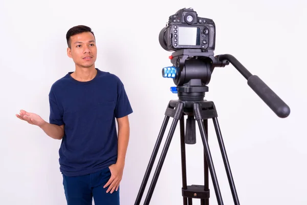 Estúdio Tiro Jovem Asiático Homem Contra Fundo Branco — Fotografia de Stock