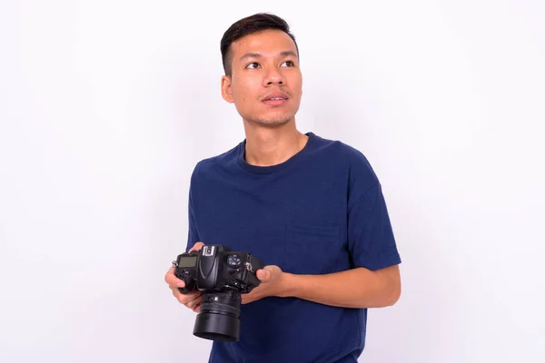 Estúdio Tiro Jovem Asiático Homem Contra Fundo Branco — Fotografia de Stock