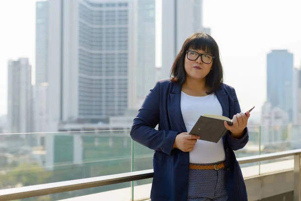 Portret Van Jonge Mooie Overgewicht Aziatische Zakenvrouw Tegen Het Oog — Stockfoto