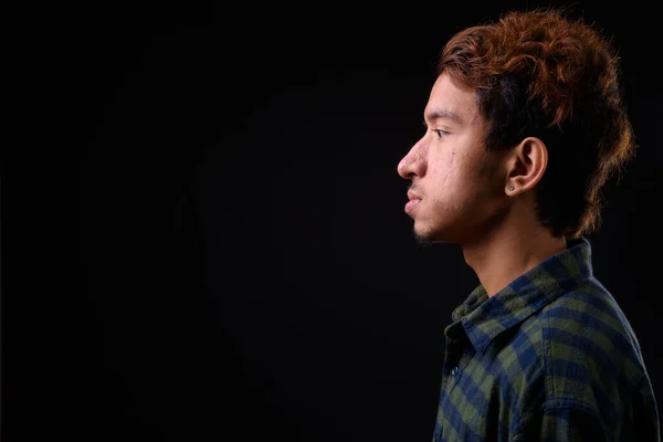 Studio Ditembak Pemuda Asia Hipster Pria Dengan Rambut Keriting Dan — Stok Foto