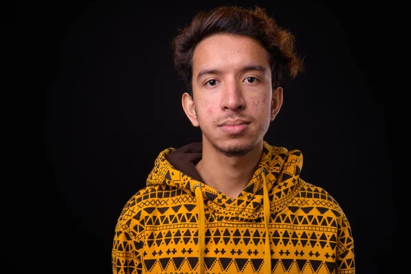 Estúdio Tiro Jovem Asiático Com Cabelo Encaracolado Acne Usando Capuz — Fotografia de Stock