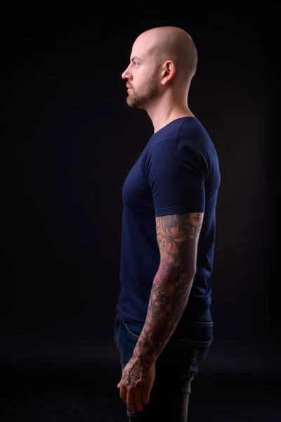 Studio Ditembak Pria Botak Tampan Dengan Latar Belakang Hitam — Stok Foto