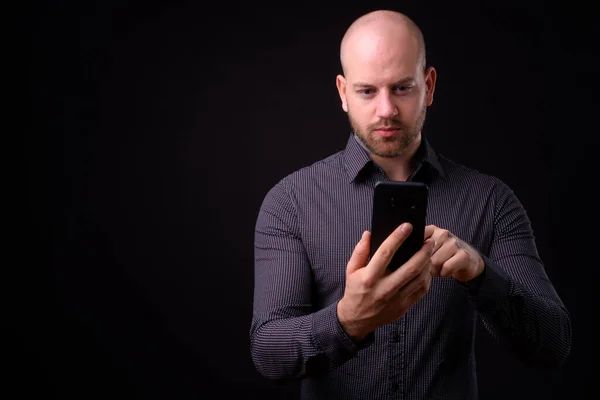 Studio Shot Van Knappe Kale Bebaarde Zakenman Tegen Zwarte Achtergrond — Stockfoto