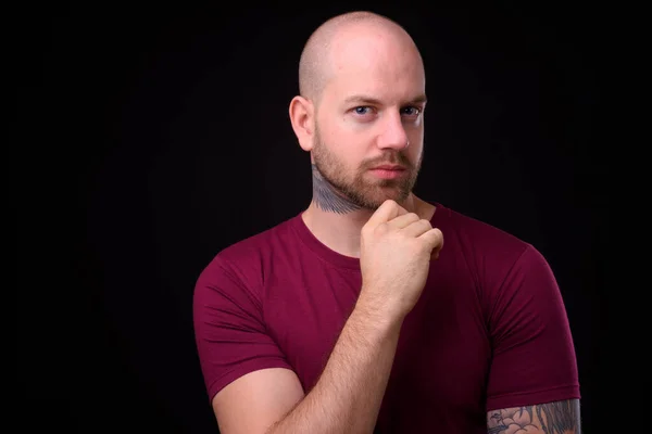 Estúdio Tiro Homem Barbudo Bonito Careca Contra Fundo Preto — Fotografia de Stock