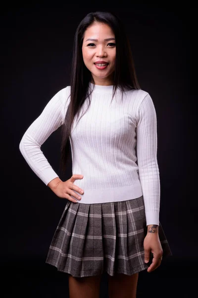 Estúdio Tiro Jovem Bela Mulher Asiática Suéter Contra Fundo Preto — Fotografia de Stock