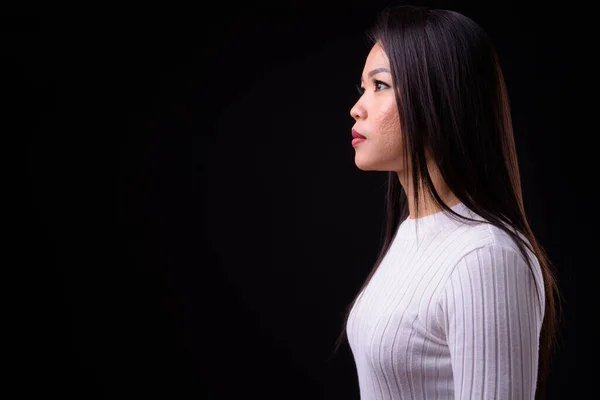 Siyah Arka Planda Süveter Giyen Asyalı Güzel Bir Kadının Stüdyo — Stok fotoğraf