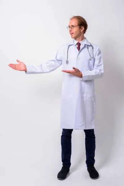 Estudio Hombre Médico Con Pelo Rubio Usando Anteojos Sobre Fondo — Foto de Stock