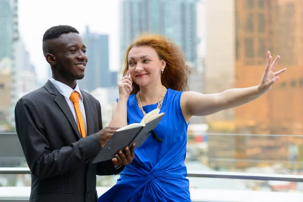 Portret Van Jonge Afrikaanse Zakenman Jonge Zakenvrouw Met Rood Haar — Stockfoto