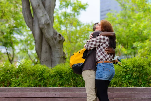 Porträt Eines Jungen Afrikaners Und Einer Jungen Frau Mit Roten — Stockfoto