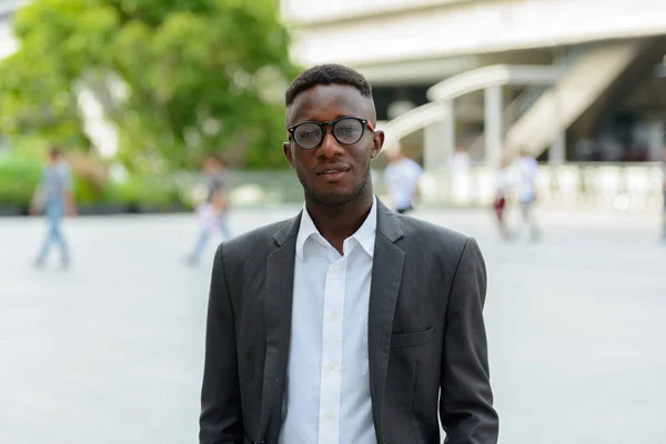 Porträt Eines Jungen Afrikanischen Geschäftsmannes Der Stadt Unter Freiem Himmel — Stockfoto