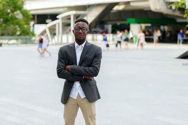 Πορτρέτο Του Νεαρού Αφρικανού Επιχειρηματία Στην Ύπαιθρο Της Πόλης — Φωτογραφία Αρχείου