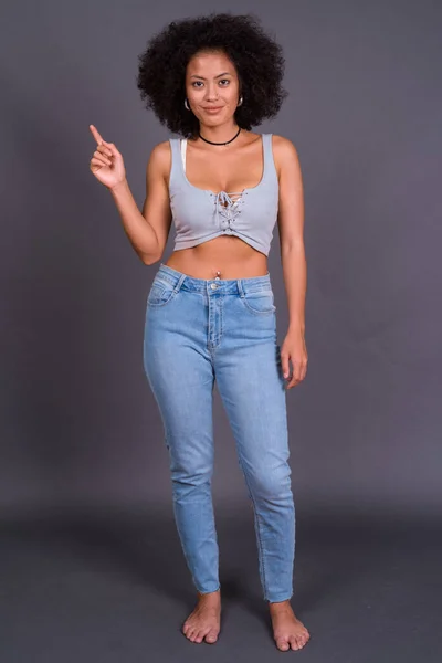 Estudio Joven Multi Étnica Mujer Afroamericana Con Pelo Afro Sobre — Foto de Stock