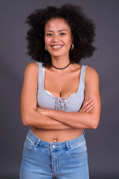 Studyjne Ujęcie Młodej Wieloetnicznej Afroamerykanki Włosami Afro Szarym Tle — Zdjęcie stockowe