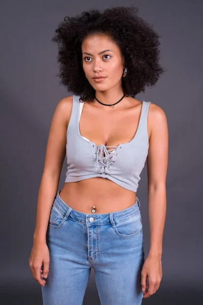 Estudio Joven Multi Étnica Mujer Afroamericana Con Pelo Afro Sobre — Foto de Stock