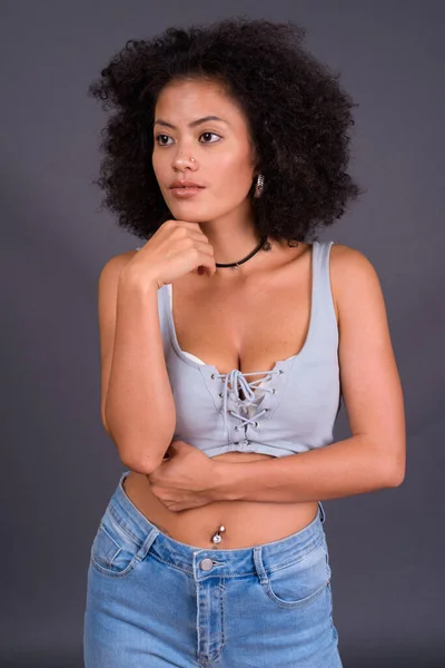 Estudio Joven Multi Étnica Mujer Afroamericana Con Pelo Afro Sobre — Foto de Stock