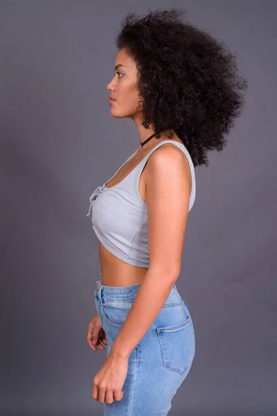 Gri Arka Planda Afro Saçlı Çok Irklı Afrikalı Amerikalı Genç — Stok fotoğraf
