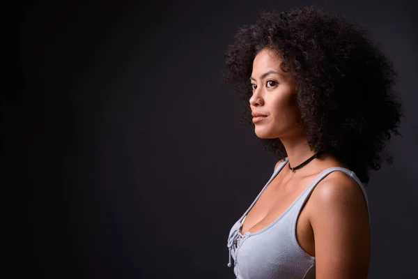 Studyjne Ujęcie Młodej Wieloetnicznej Afroamerykanki Włosami Afro Szarym Tle — Zdjęcie stockowe