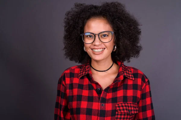 Estudio Joven Multi Étnica Afroamericana Hipster Mujer Con Pelo Afro —  Fotos de Stock