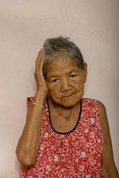 Studio Záběr Starší Asijské Ženy Bílém Pozadí — Stock fotografie