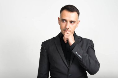 Beyaz arkaplana karşı takım elbiseli yakışıklı iş adamının stüdyo fotoğrafı.