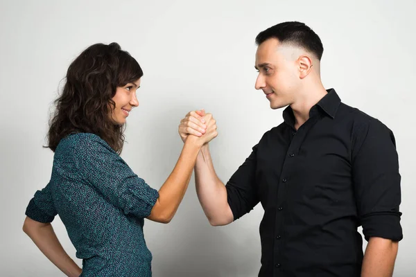 Estudio Hombre Joven Mujer Joven Pareja Juntos Enamorados Sobre Fondo — Foto de Stock