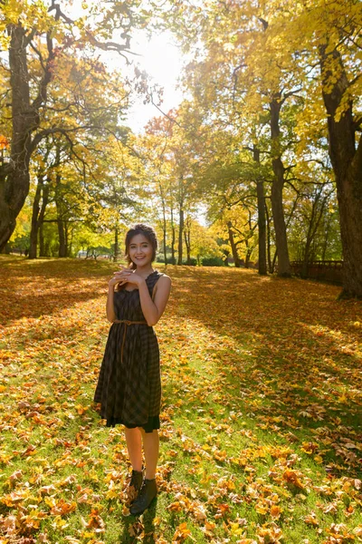 Portret Van Jonge Mooie Aziatische Vrouw Genieten Van Herfst Seizoen — Stockfoto