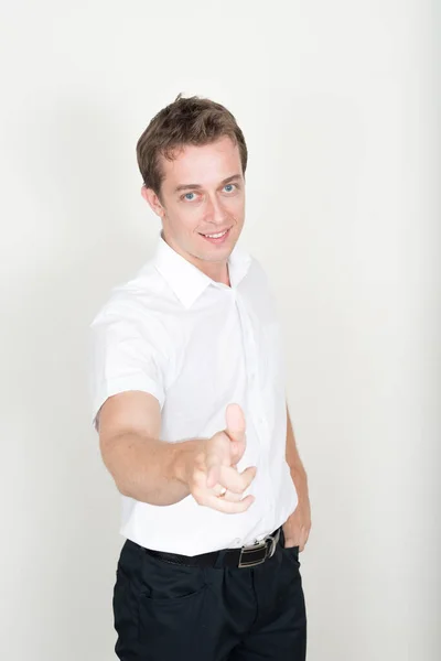 Estúdio Tiro Homem Bonito Com Cabelo Castanho Contra Fundo Branco — Fotografia de Stock