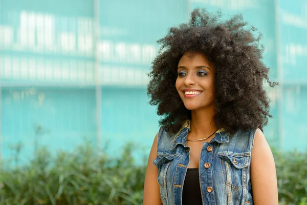 Portrait Jeune Belle Femme Africaine Aux Cheveux Afro Ville Plein — Photo