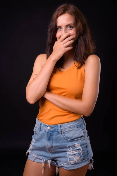 Studio Shot Van Jonge Mooie Vrouw Tegen Zwarte Achtergrond — Stockfoto