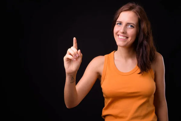 Estúdio Tiro Jovem Bela Mulher Contra Fundo Preto — Fotografia de Stock