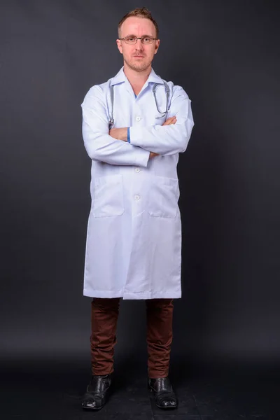 Estúdio Tiro Homem Bonito Médico Com Cabelo Loiro Contra Fundo — Fotografia de Stock