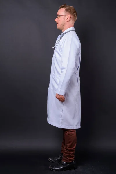 Студійний Знімок Красивого Лікаря Блондинкою Чорному Тлі — стокове фото