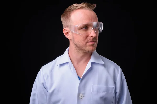 Estudio Hombre Rubio Guapo Médico Como Científico Con Gafas Protección —  Fotos de Stock