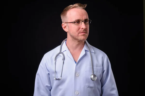 Estúdio Tiro Homem Bonito Médico Com Cabelo Loiro Contra Fundo — Fotografia de Stock