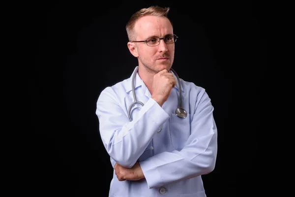 Estudio Hombre Guapo Médico Con Pelo Rubio Sobre Fondo Negro — Foto de Stock