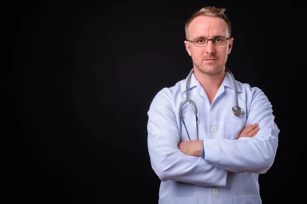 Estúdio Tiro Homem Bonito Médico Com Cabelo Loiro Contra Fundo — Fotografia de Stock