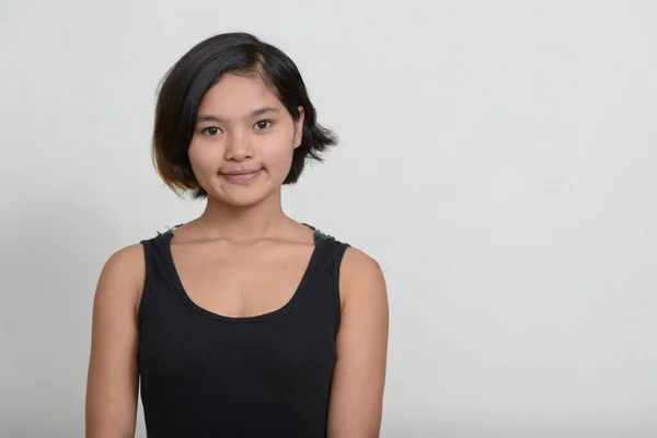 Studio Shot Joven Adolescente Asiática Con Pelo Corto Sobre Fondo —  Fotos de Stock